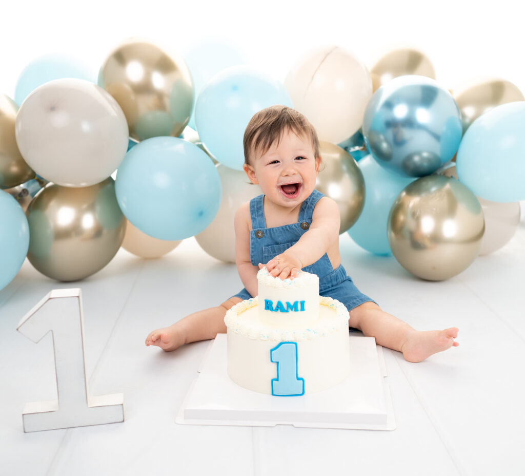 Bébé qui découvre son gâteau séance photo smash the cake Houilles séance photo smash the cake Yvelines séance photo anniversaire Houilles séance photo anniversaire Yvelines séance photo anniversaire Ile de France séance photo anniversaire Paris
