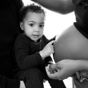 Bébé qui touche du doigt le ventre de sa maman enceinte. Le déroulement d'une séance photo grossesse à Houilles. photographe grossesse Houilles shooting grossesse Houilles photographe grossesse yvelines shooting grossesse yvelines photographe grossesse hauts de seine shooting grossesse hauts de seine photographe grossesse val d'oise shooting grossesse val d'oise photographe grossesse paris shooting grossesse paris