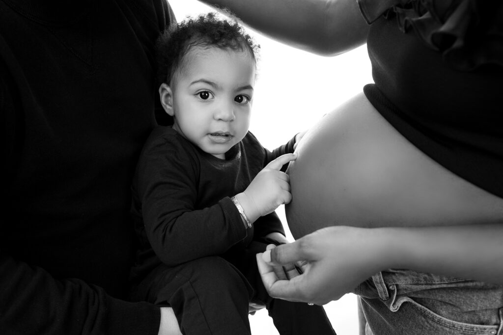 Bébé de 1 an montre sa future petite soeur dans le ventre de sa maman photographe grossesse Houilles photographe grossesse yvelines shooting grossesse Houilles shooting grossesse Yvelines shooting grossesse Carrières-sur-seine shooting grossesse Ile-de-France shooting grossesse Hauts-de-Seine shooting grossesse Val d'Oise