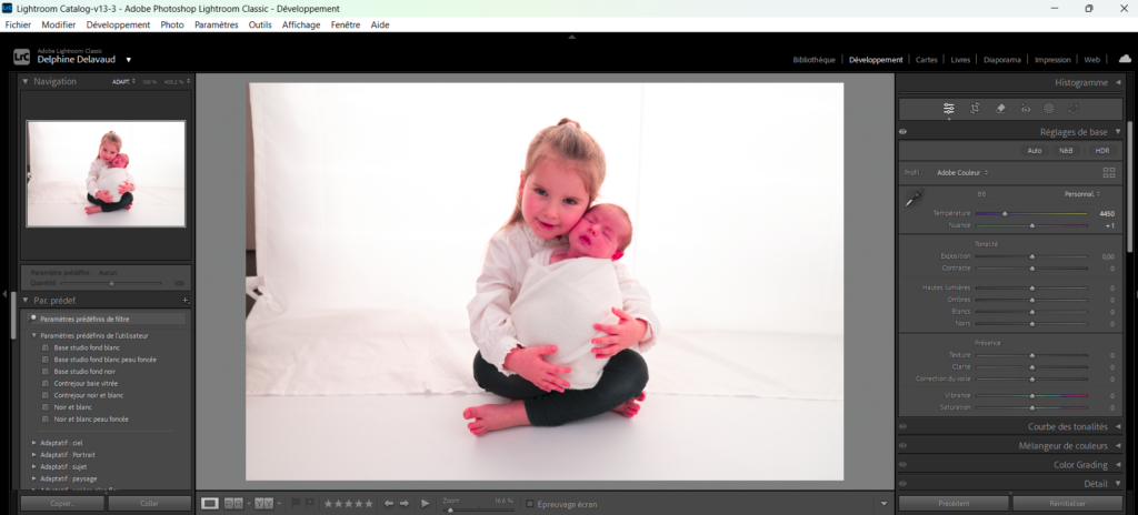 Dans les coulisses d'une séance photo : les coulisses du post-traitement
Petite fille tenant sa petite soeur nouvelle-née dans ses bras photographe bébé Houilles photographe bébé Yvelines photographe bébé Ile de France photographe bébé Paris