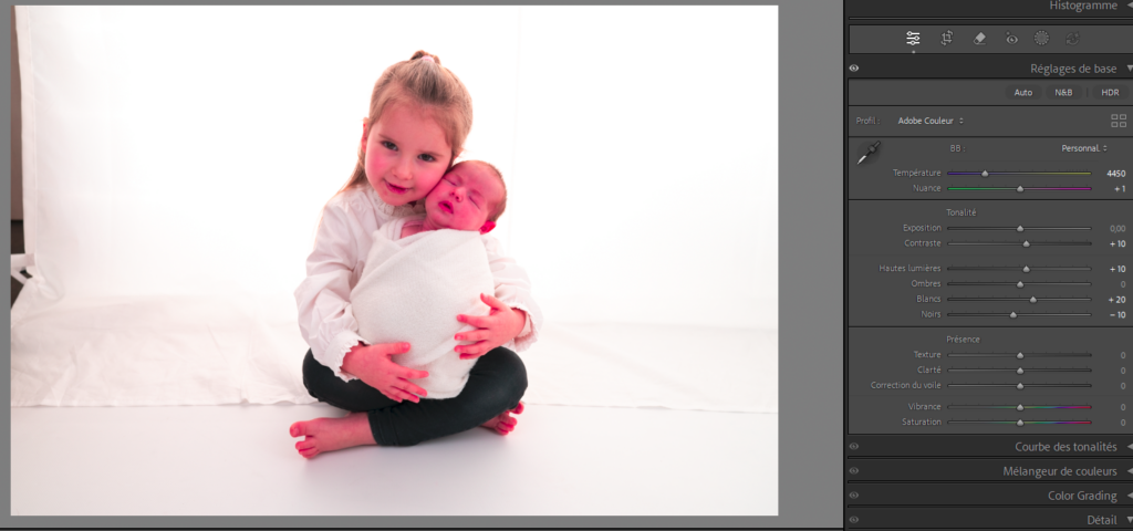 Dans les coulisses d'une séance photo : les coulisses du post-traitement
application du preset fond blanc photographe bébé Houilles photographe bébé Yvelines photographe bébé Ile de France photographe bébé Paris