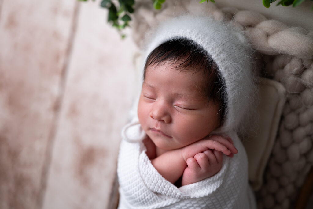 Bébé endormie dans un petit lit photographe nouveau-né Houilles photographe nouveau-né Yvelines photographe nouveau-né la Défense photographe nouveau-né Paris 5 bonnes raisons pour faire une séance photo naissance