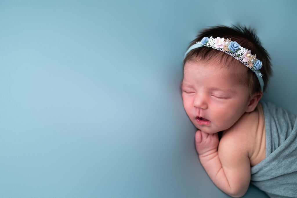 Bébé endormie sur un fond vert mer photographe nouveau-né Houilles photographe nouveau-né Yvelines photographe nouveau-né la Défense photographe nouveau-né Paris