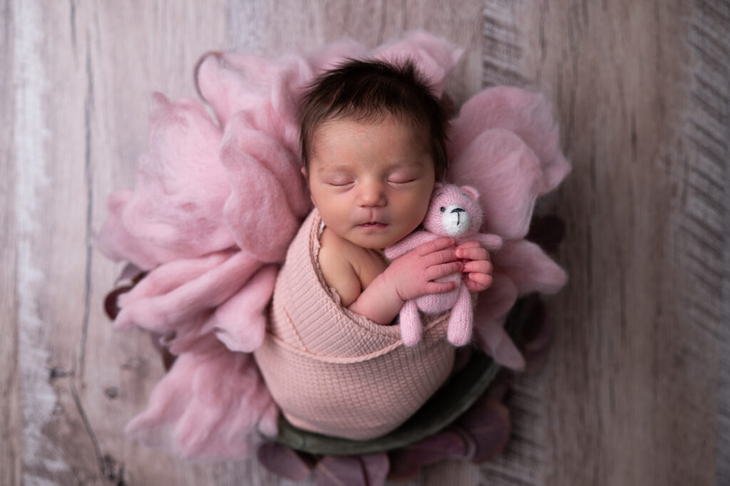 Bébé endormie dans un panier avec un doudou dans ses mains photographe nouveau-né Houilles photographe nouveau-né Yvelines photographe nouveau-né la Défense photographe nouveau-né Paris 5 bonnes raisons pour faire une séance photo naissance