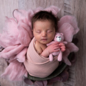 Bébé endormie dans un panier avec un doudou dans ses mains photographe nouveau-né Houilles photographe nouveau-né Yvelines photographe nouveau-né la Défense photographe nouveau-né Paris 5 bonnes raisons pour faire une séance photo naissance