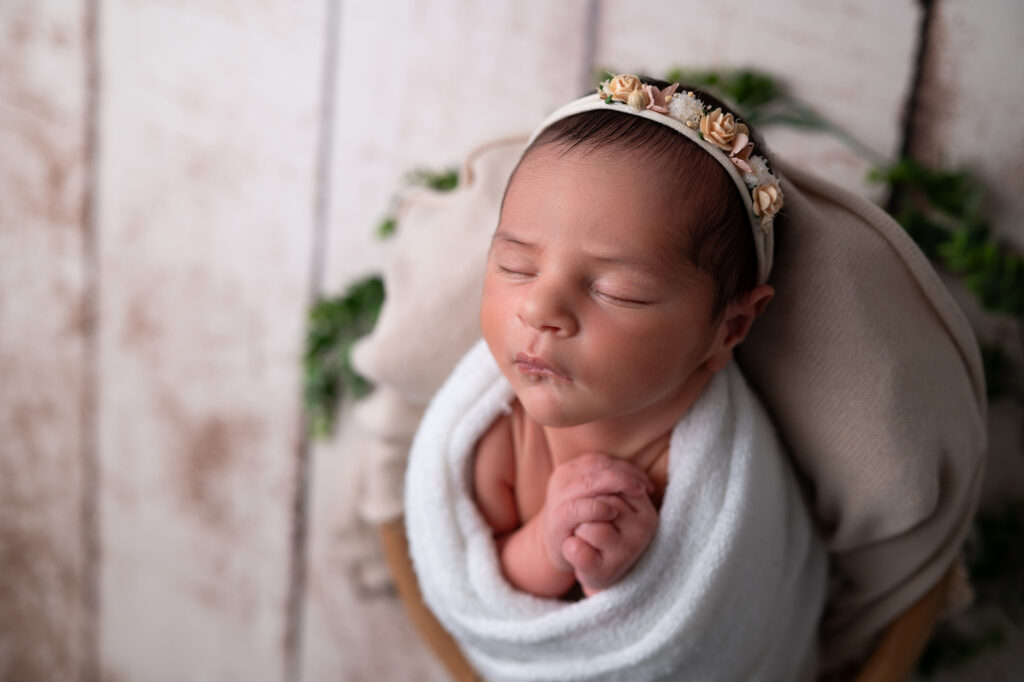 nouveau-né emmaillotée de blanc endormie dans panier photographe naissance Houilles photographe naissance Yvelines photographe naissance Versailles photographe naissance Ile de France photographe naissance Carrières sur Seine photographe naissance Chatou photographe naissance Paris