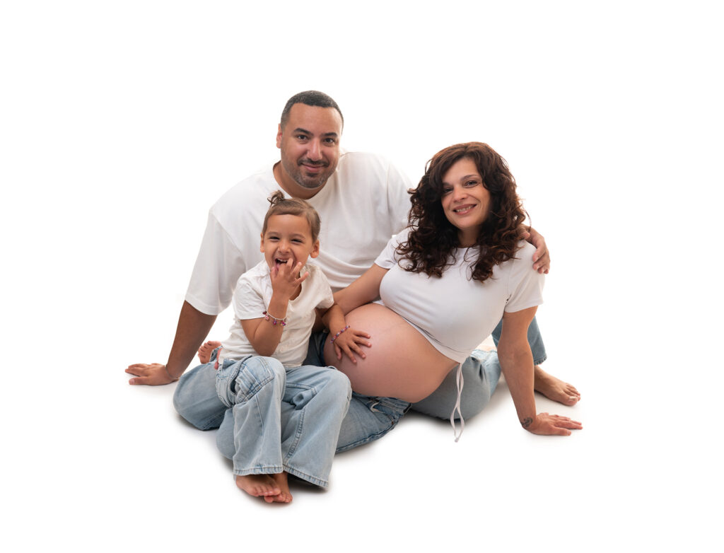 Famille sur fond blanc séance photo grossesse en famille photographe grossesse Houilles photographe grossesse Sartrouville photographe grossesse Maisons-Laffitte photographe grossesse Chatou photographe grossesse Le Vésinet photographe grossesse Yvelines photographe grossesse Le Chesnay photographe grossesse Puteaux photographe grossesse Courbevoie photographe grossesse Suresnes photographe grossesse Saint-Cloud photographe grossesse Hauts-de-Sein photographe grossesse Rueil-Malmaison photographe grossesse Nanterre photographe grossesse Ile-de-France photographe grossesse Val d'Oise photographe grossesse Paris