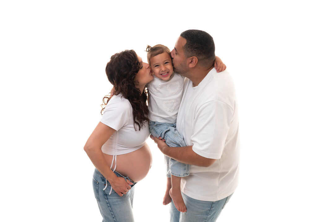 Famille sur fond blanc séance photo grossesse en famille double bisou photographe grossesse Houilles photographe grossesse Sartrouville photographe grossesse Maisons-Laffitte photographe grossesse Chatou photographe grossesse Le Vésinet photographe grossesse Yvelines photographe grossesse Le Chesnay photographe grossesse Puteaux photographe grossesse Courbevoie photographe grossesse Suresnes photographe grossesse Saint-Cloud photographe grossesse Hauts-de-Sein photographe grossesse Rueil-Malmaison photographe grossesse Nanterre photographe grossesse Ile-de-France photographe grossesse Val d'Oise photographe grossesse Paris