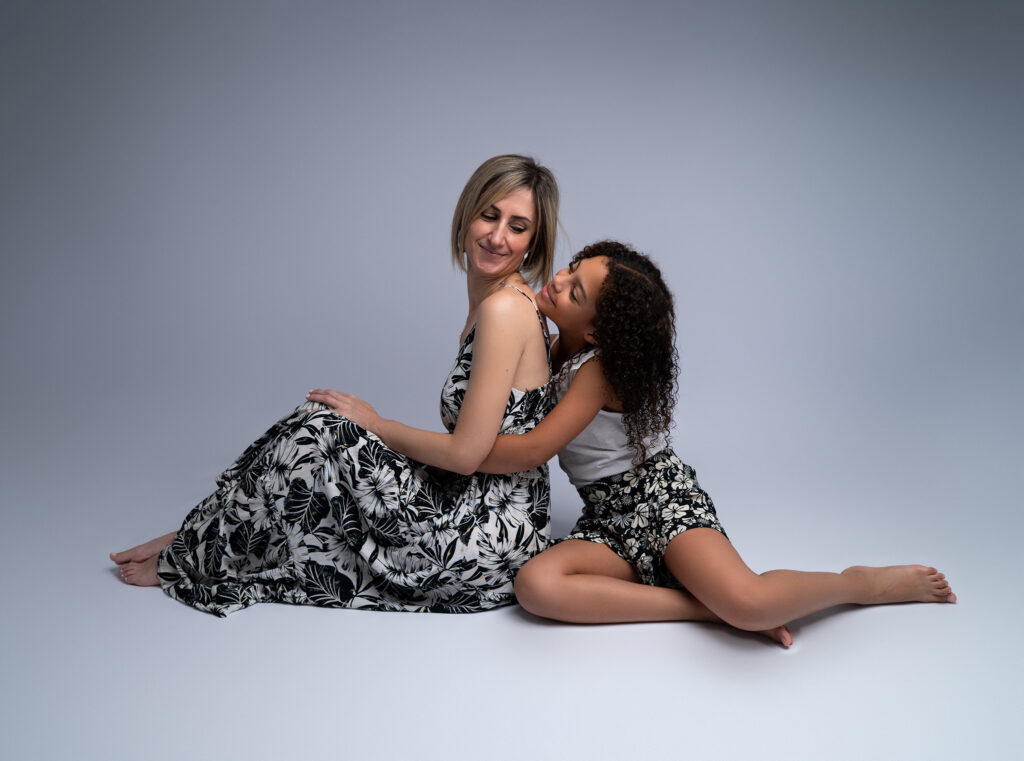 Petite fille et sa maman sur fond gris shooting enfant Houilles shooting enfant Yvelines shooting enfant Paris