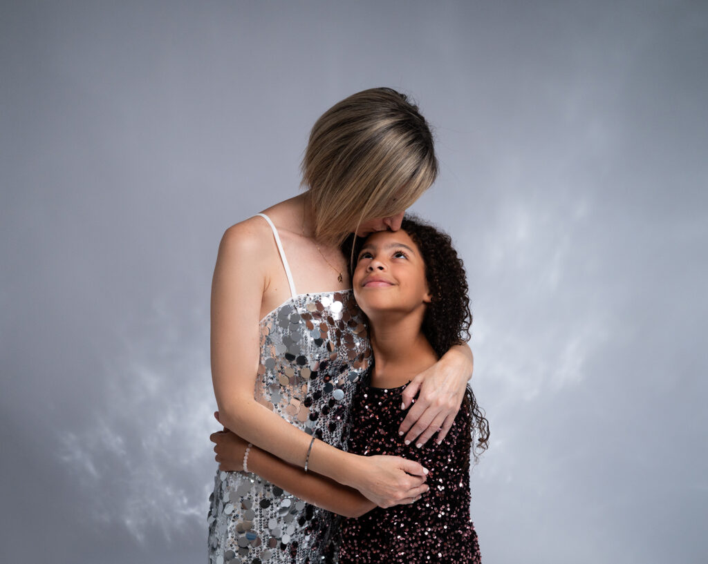 Petite fille et sa maman sur fond gris effet lumineux en arrière-plan
Séance photo anniversaire créative shooting enfant Houilles shooting enfant Yvelines shooting enfant Paris