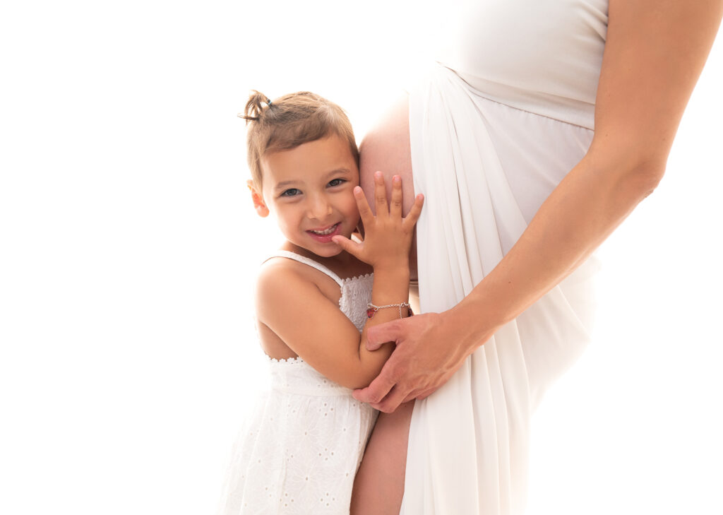 Petite fille faisant un câlin au ventre de sa maman enceinte séance photo grossesse Houilles séance photo grossesse Carrières-sur-Seine séance photo grossesse Sartrouville séance photo grossesse Maisons-Laffitte séance photo grossesse Yvelines séance photo grossesse Ile-de-France séance photo grossesse Chatou séance photo Montesson séance photo grossesse La Garenne-Colombes séance photo grossesse Paris