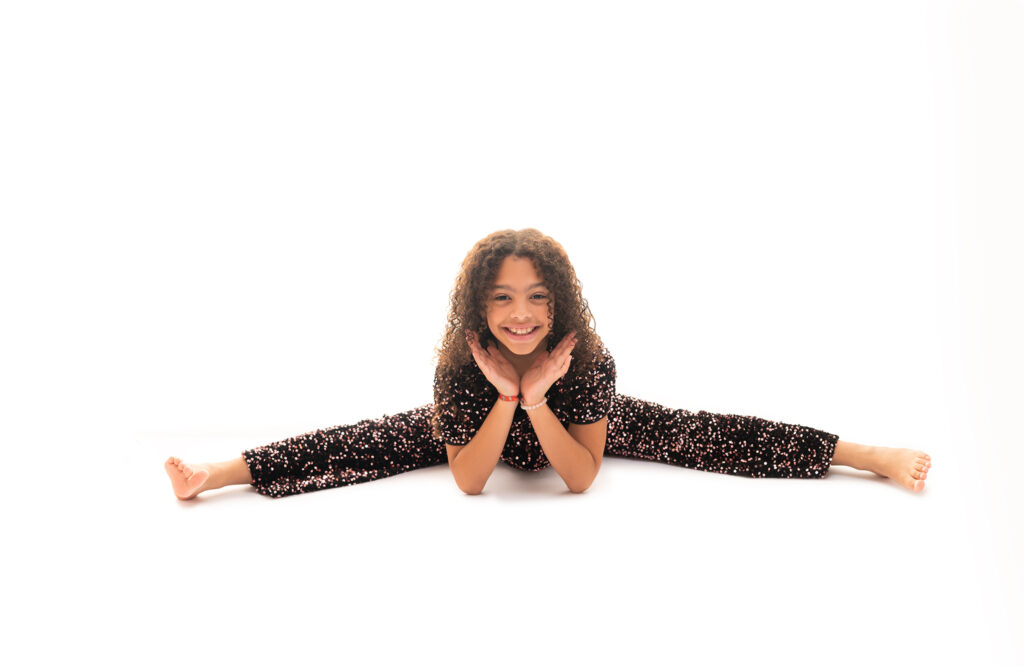 Petite fille qui fait le grand écart sur fond blanc
Séance photo anniversaire créative shooting enfant Houilles shooting enfant Yvelines shooting enfant Paris