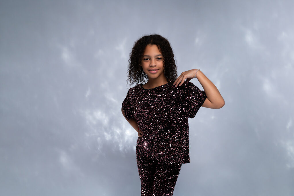 Petite fille sur fond gris lumineux Séance photo anniversaire créative shooting enfant Houilles shooting enfant Yvelines shooting enfant Paris