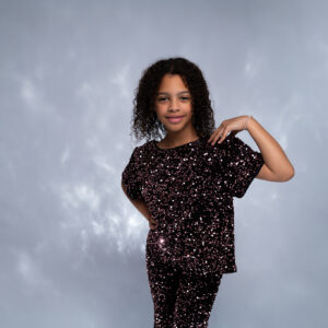 Petite fille sur fond gris lumineux Séance photo anniversaire créative shooting enfant Houilles shooting enfant Yvelines shooting enfant Paris