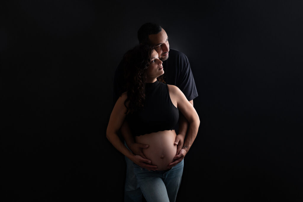 Couple de futurs parents profil fond noir shooting femme enceinte à Houilles photographe grossesse Houilles photographe grossesse Sartrouville photographe grossesse Carrières-sur-Seine photographe grossesse Montesson photographe grossesse Chatou photographe grossesse Rueil-Malmaison photographe grossesse Yvelines photographe grossesse Versailles photographe grossesse nanterre photographe grossesse Hauts de Seine photographe grossesse Val d'Oise photographe grossesse Paris shooting femme enceinte Houilles