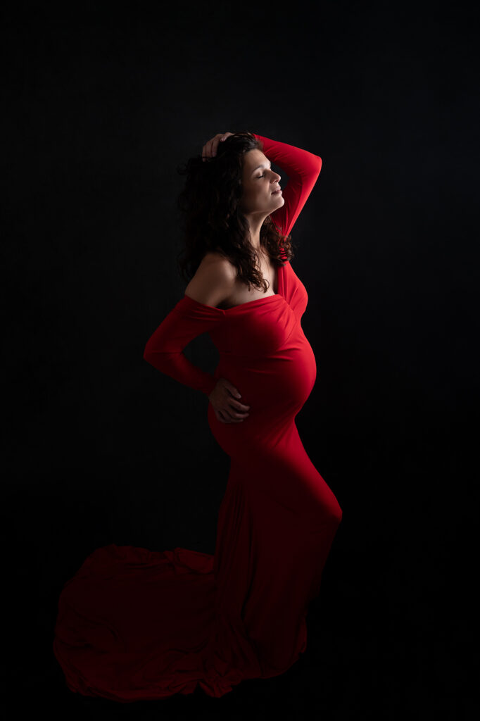 Femme enceinte robe rouge sur fond noir shooting femme enceinte à Houilles photographe grossesse Houilles photographe grossesse Sartrouville photographe grossesse Carrières-sur-Seine photographe grossesse Montesson photographe grossesse Chatou photographe grossesse Rueil-Malmaison photographe grossesse Yvelines photographe grossesse Versailles photographe grossesse nanterre photographe grossesse Hauts de Seine photographe grossesse Val d'Oise photographe grossesse Paris shooting femme enceinte Houilles