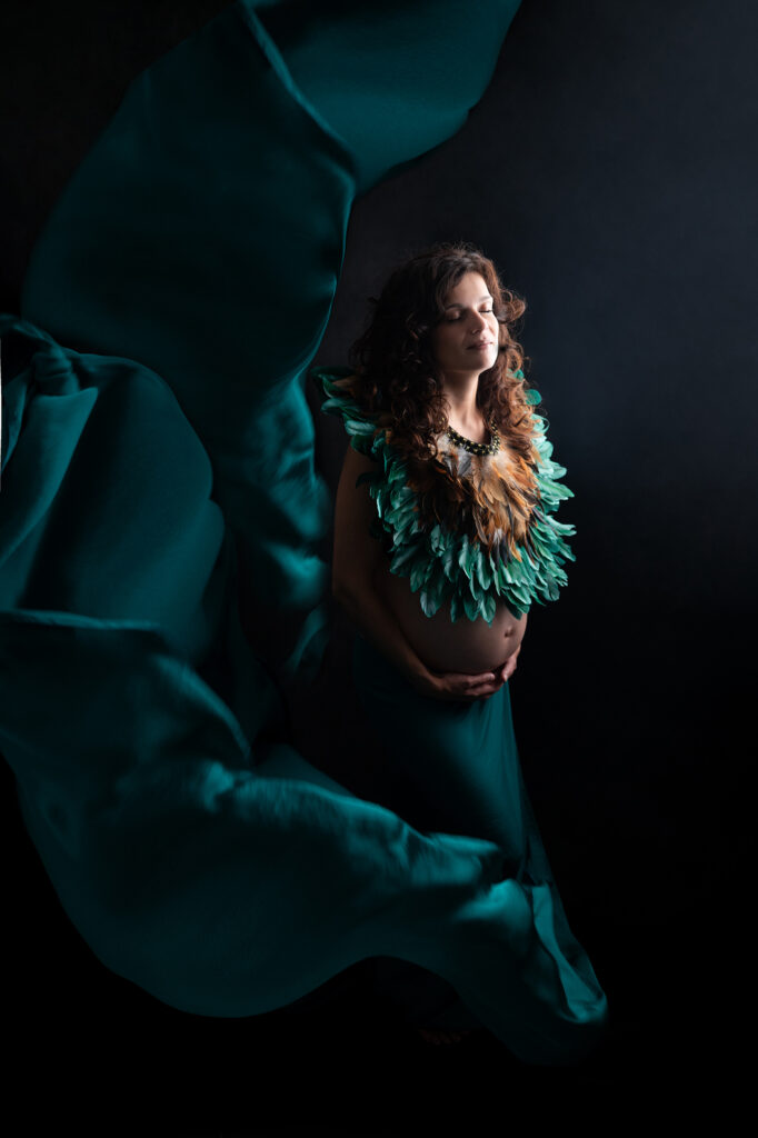 Future maman voile en soie sur fond noir shooting femme enceinte à Houilles photographe grossesse Houilles photographe grossesse Sartrouville photographe grossesse Carrières-sur-Seine photographe grossesse Montesson photographe grossesse Chatou photographe grossesse Rueil-Malmaison photographe grossesse Yvelines photographe grossesse Versailles photographe grossesse nanterre photographe grossesse Hauts de Seine photographe grossesse Val d'Oise photographe grossesse Paris shooting femme enceinte Houilles