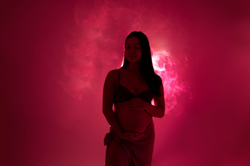 Femme enceinte fond rouge fumée shooting femme enceinte à Houilles photographe grossesse Houilles photographe grossesse Sartrouville photographe grossesse Carrières-sur-Seine photographe grossesse Montesson photographe grossesse Chatou photographe grossesse Rueil-Malmaison photographe grossesse Yvelines photographe grossesse Versailles photographe grossesse nanterre photographe grossesse Hauts de Seine photographe grossesse Val d'Oise photographe grossesse Paris shooting femme enceinte Houilles