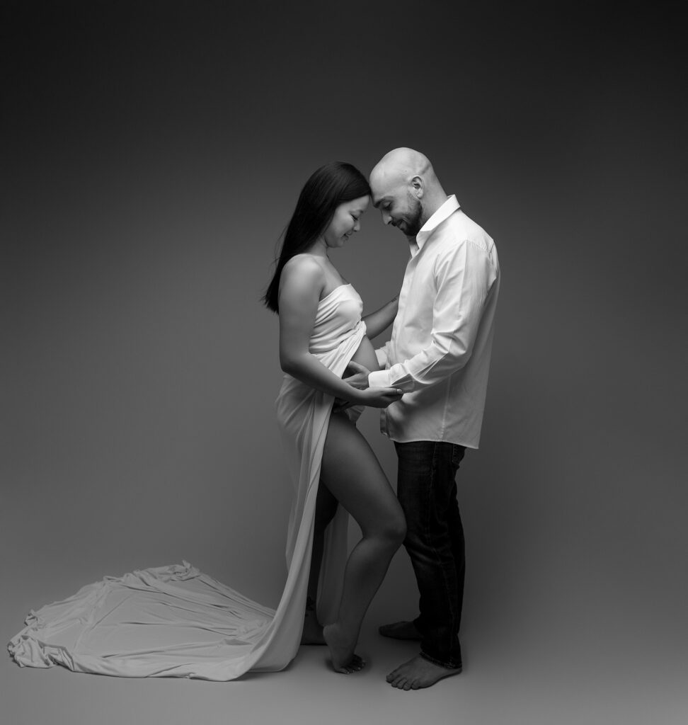 Couple de futurs parents sur fond gris shooting femme enceinte à Houilles photographe grossesse Houilles photographe grossesse Sartrouville photographe grossesse Carrières-sur-Seine photographe grossesse Montesson photographe grossesse Chatou photographe grossesse Rueil-Malmaison photographe grossesse Yvelines photographe grossesse Versailles photographe grossesse nanterre photographe grossesse Hauts de Seine photographe grossesse Val d'Oise photographe grossesse Paris shooting femme enceinte Houilles