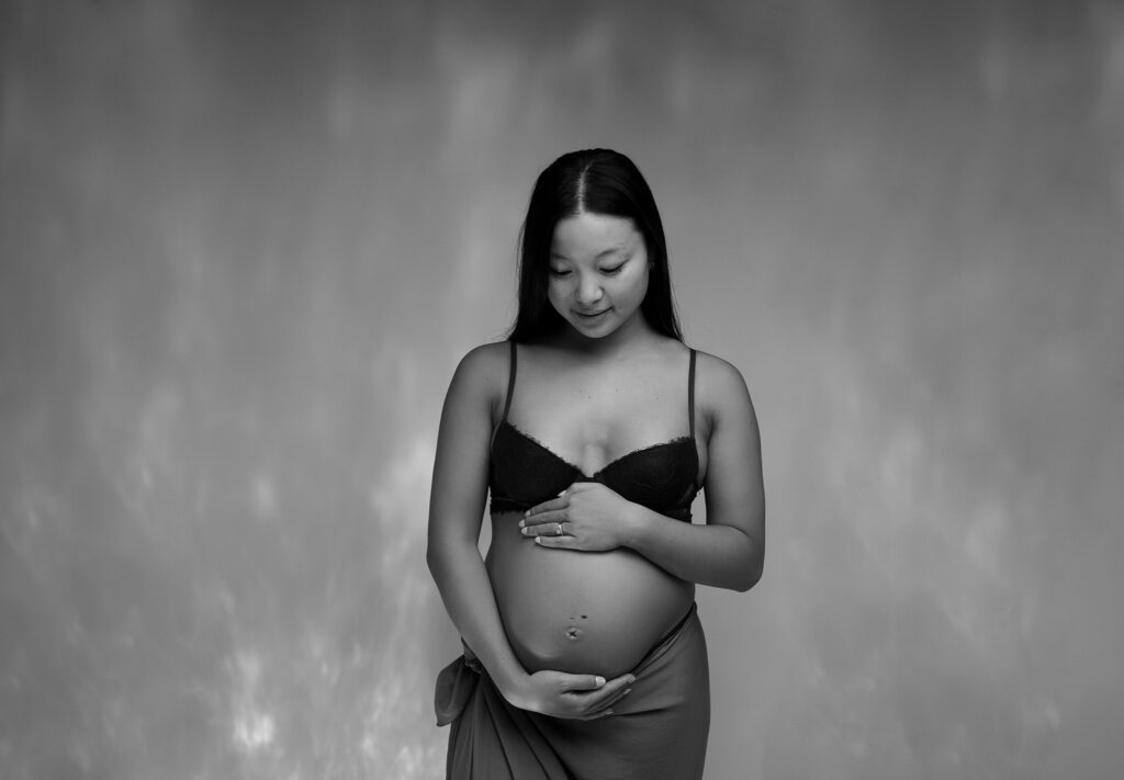 Femme enceinte Mylar sur fond gris shooting femme enceinte à Houilles photographe grossesse Houilles photographe grossesse Sartrouville photographe grossesse Carrières-sur-Seine photographe grossesse Montesson photographe grossesse Chatou photographe grossesse Rueil-Malmaison photographe grossesse Yvelines photographe grossesse Versailles photographe grossesse nanterre photographe grossesse Hauts de Seine photographe grossesse Val d'Oise photographe grossesse Paris shooting femme enceinte Houilles