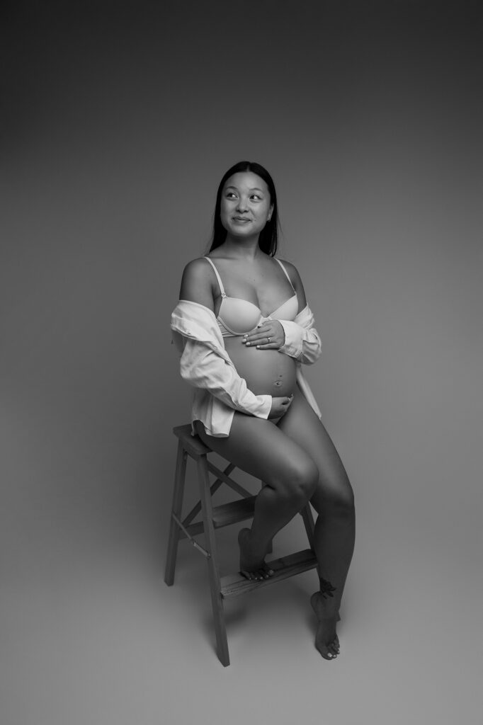 Femme enceinte escabeau sur fond gris shooting femme enceinte à Houilles photographe grossesse Houilles photographe grossesse Sartrouville photographe grossesse Carrières-sur-Seine photographe grossesse Montesson photographe grossesse Chatou photographe grossesse Rueil-Malmaison photographe grossesse Yvelines photographe grossesse Versailles photographe grossesse nanterre photographe grossesse Hauts de Seine photographe grossesse Val d'Oise photographe grossesse Paris shooting femme enceinte Houilles