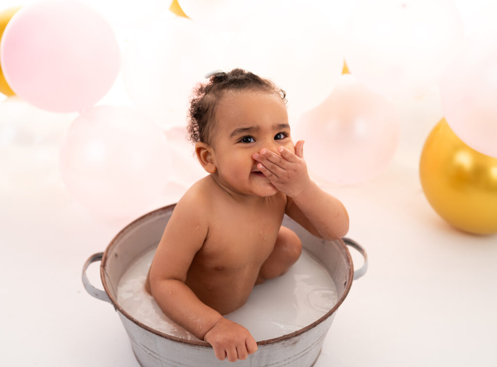 Bébé rigole dans son bain Petit garçon de 1 an qui marche Séance photo anniversaire Houilles Yvelines photographe bébé Houilles photographe bébé Yvelines photographe bébé Ile-de-France photographe bébé Paris