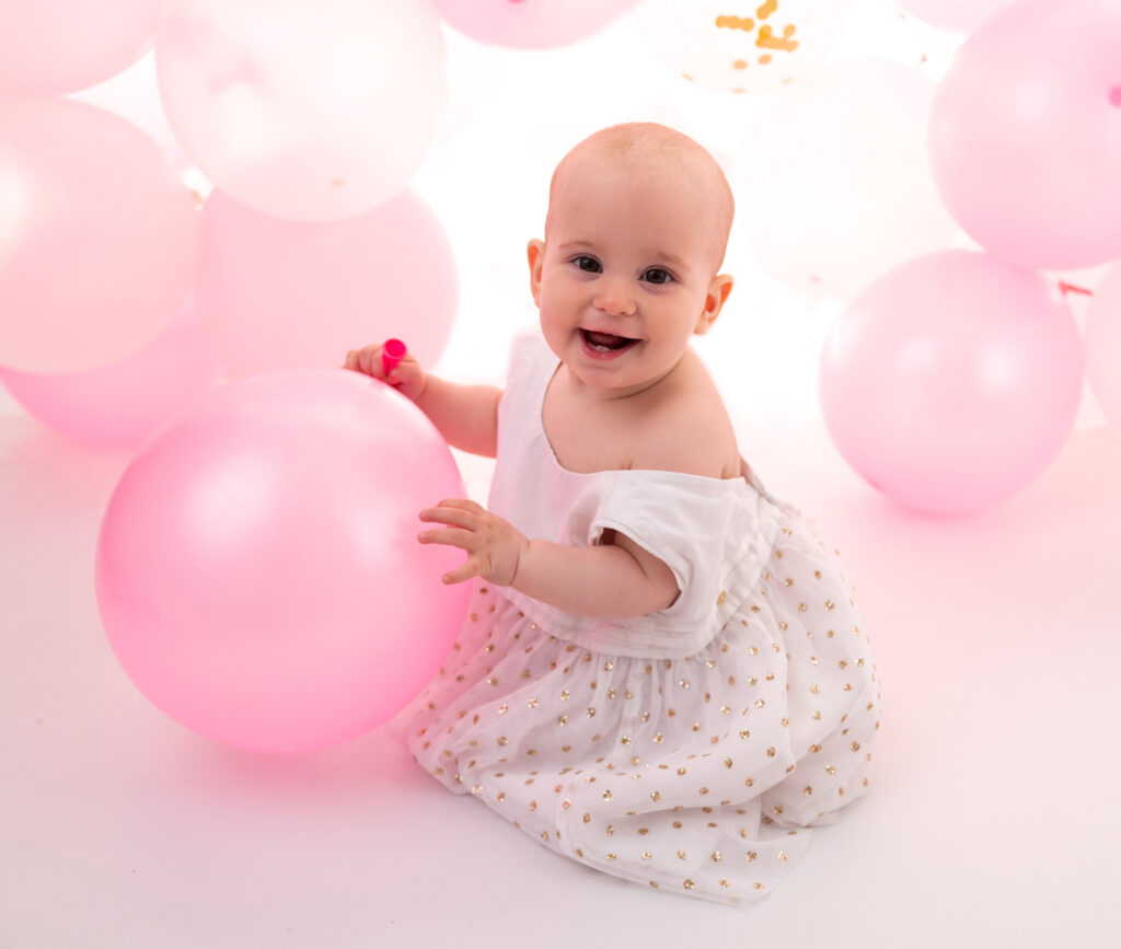 Petite fille de 1 an joue avec des ballons Petit garçon de 1 an qui marche Séance photo Smash the cake Houilles Yvelines photographe bébé Houilles photographe bébé Yvelines photographe bébé Ile-de-France photographe bébé Paris