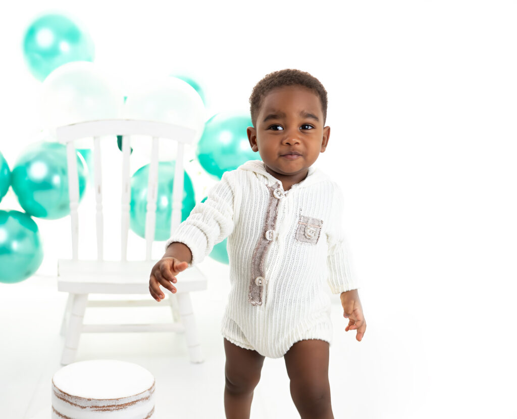 Petit garçon de 1 an qui marche Séance photo Smash the cake Houilles Yvelines photographe bébé Houilles photographe bébé Yvelines photographe bébé Ile-de-France photographe bébé Paris