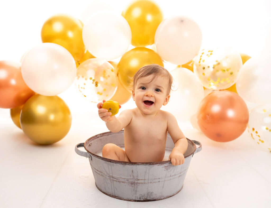 Petite flle dans son bain de lait Séance photo anniversaire Houilles Yvelines photographe bébé Houilles photographe bébé Yvelines photographe bébé Ile-de-France photographe bébé Paris